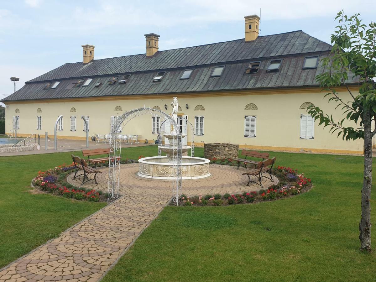 Hotel Majerovsky Kastiel Vranov nad Toplou Exterior foto